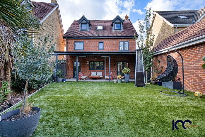 5 Bedroom Detached House For Sale In Norfolk Place, Chafford Hundred, Grays, RM16