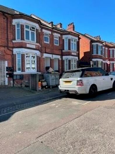 2 Bedroom Flat To Rent In Hazelbury Crescent, LU1