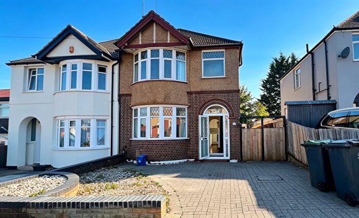 3 Bedroom Semi-detached House To Rent In Burnham Road, Luton, LU2