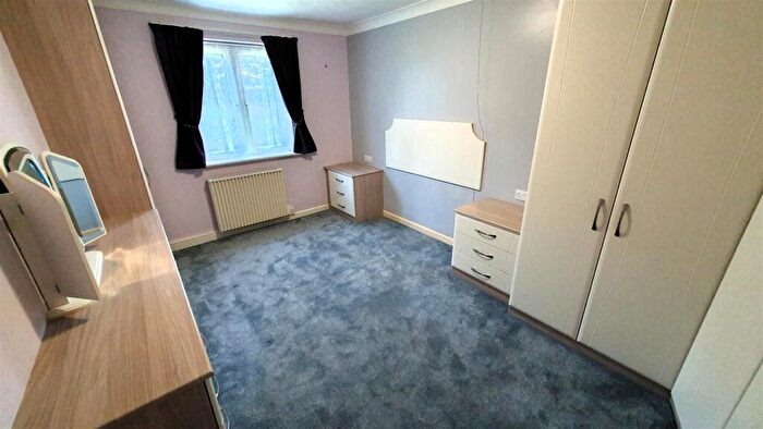 2 Bedroom Flat For Sale In Ringwood Road, Ferndown, BH22
