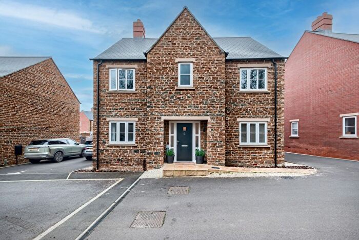 4 Bedroom Detached House For Sale In Oak Farm Drive, Milcombe, OX15