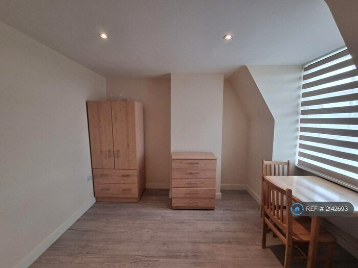 Studio To Rent In Watford Way, London, NW7