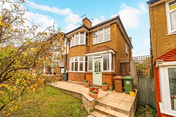 3 Bedroom Semi-Detached House For Sale In Bankhurst Road, Catford, SE6