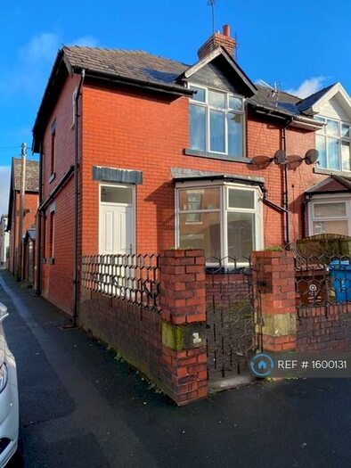 3 Bedroom Semi-Detached House To Rent In Frederick Avenue, Shaw, Oldham, OL2