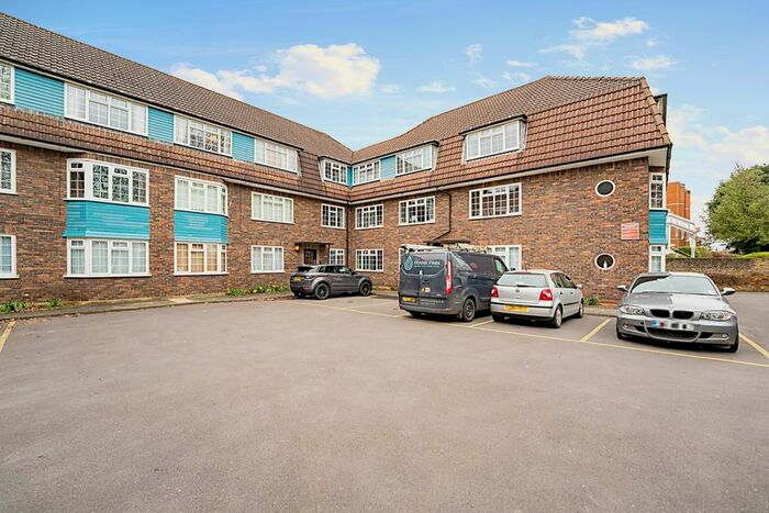 2 Bedroom Flat To Rent In Woodside Court, Ealing, W5