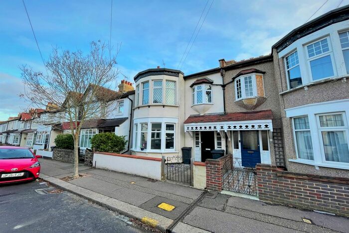 1 Bedroom Flat To Rent In Westminster Drive, Westcliff-On-Sea SS0