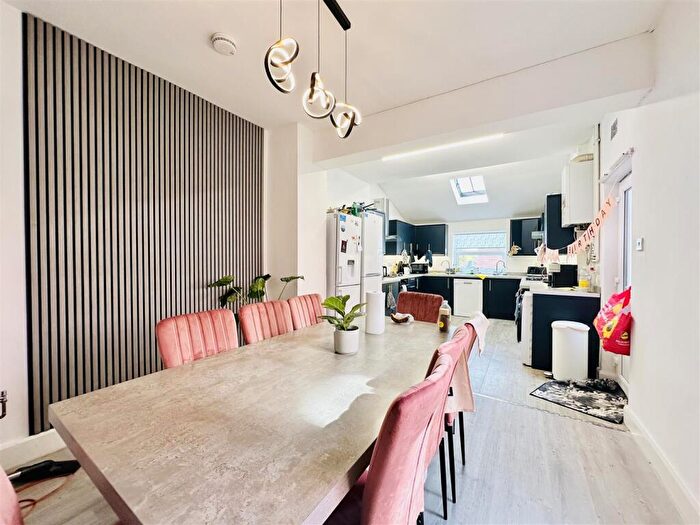 8 Bedroom Flat To Rent In Harlaxton Drive, Nottingham, NG7