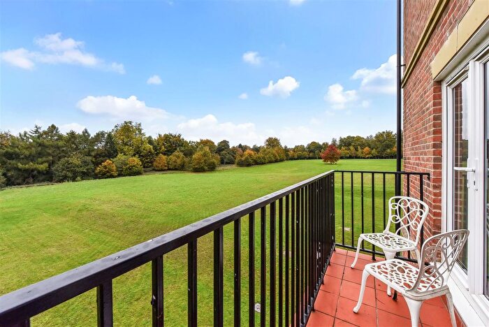 2 Bedroom Flat For Sale In Tudor Court, Liphook, GU30