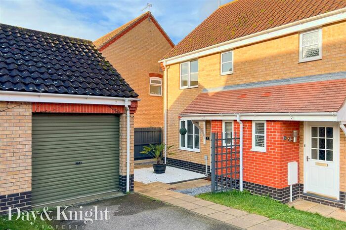 3 Bedroom Semi-Detached House For Sale In Pains Close, Worlingham, Beccles, NR34