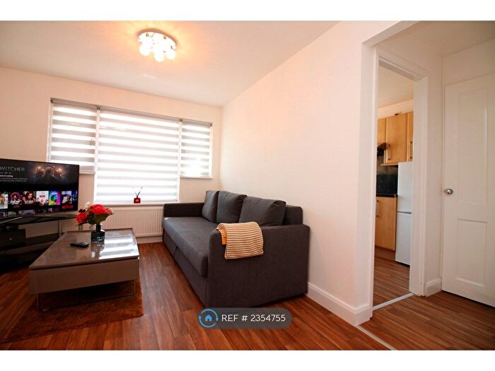 1 Bedroom Flat To Rent In Glebe Close, Loughton, Milton Keynes, MK5