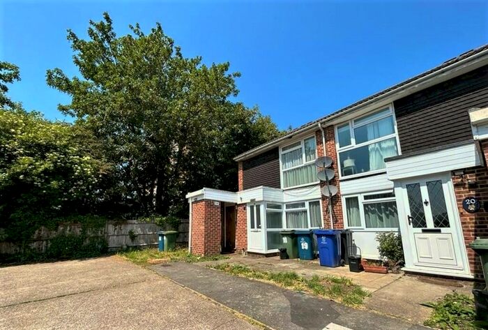 1 Bedroom Ground Maisonette To Rent In Beeton Close, Pinner, HA5