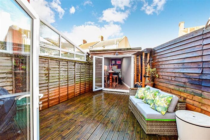 3 Bedroom End Of Terrace House For Sale In Penhale Road, Portsmouth, Hampshire, PO1