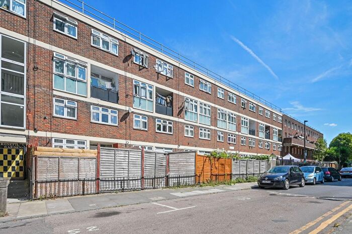 3 Bedroom Maisonette For Sale In Rosefield Gardens, Docklands, London, E14