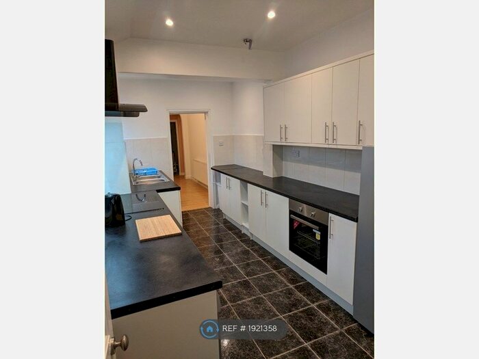 4 Bedroom Semi-Detached House To Rent In Bentley Lane, Walsall, WS2