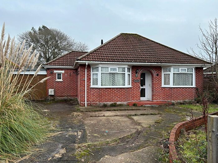 3 Bedroom Detached Bungalow For Sale In Springfield Avenue, Holbury, SO45