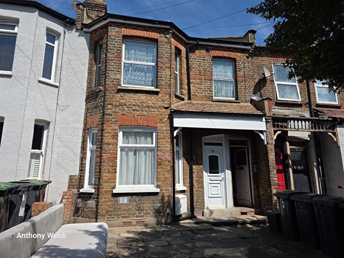 2 Bedroom Maisonette For Sale In Granville Road, Wood Green, London, N22