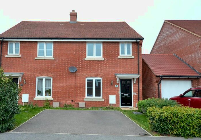 3 Bedroom Semi-Detached House To Rent In Merryweather Street, Aylesbury, HP18
