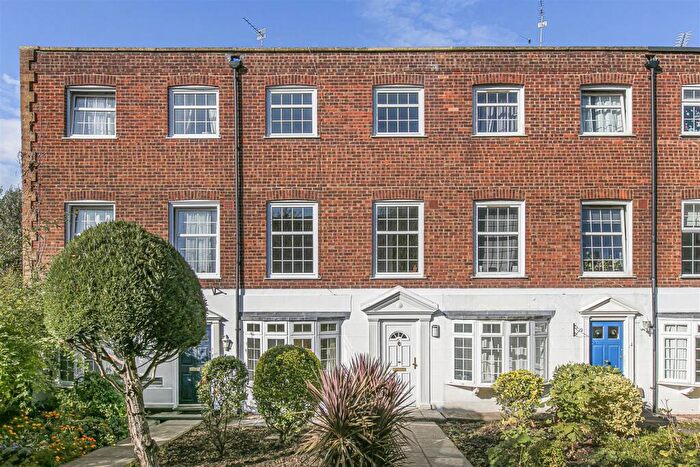 4 Bedroom Town House For Sale In Blenheim Gardens, Kingston Upon Thames, KT2