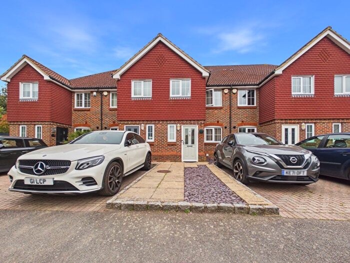 3 Bedroom Terraced House For Sale In Kingswood Close, Ashford, Middlesex, TW15