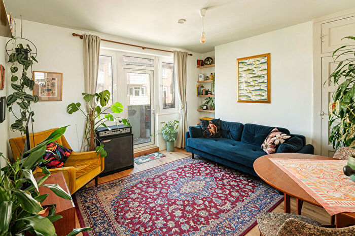 2 Bedroom Apartment For Sale In Wyndham Road, London, SE5