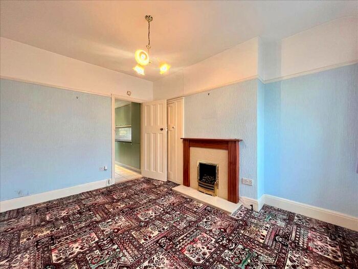 2 Bedroom Bungalow For Sale In Highlands Estate, Leigh On Sea, Essex, SS9