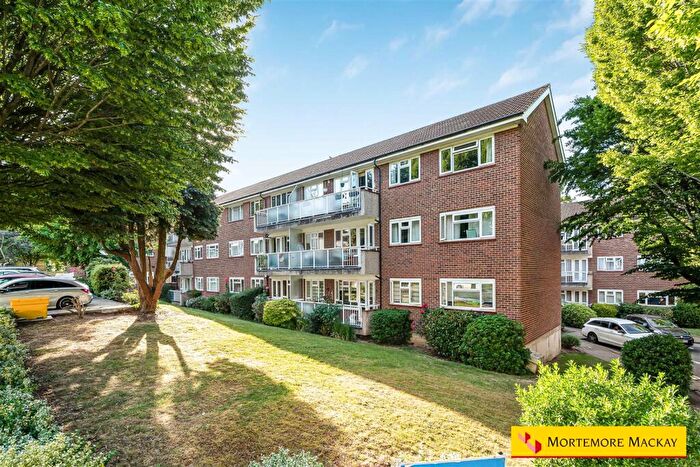 3 Bedroom Apartment For Sale In Springbank, London, N21