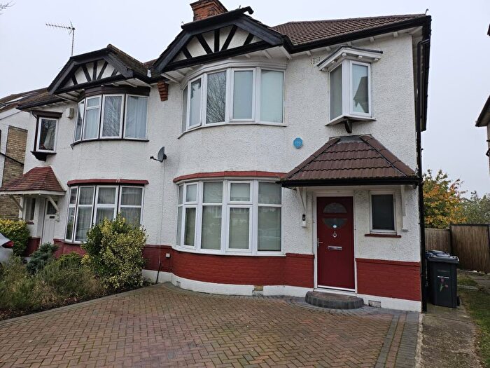 3 Bedroom Semi-Detached House To Rent In Courthouse Road, London, N12