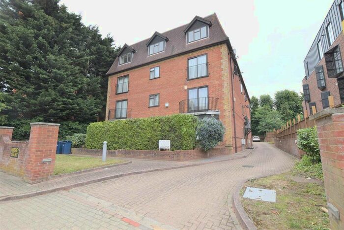 3 Bedroom Flat To Rent In Holden Avenue, London, N12