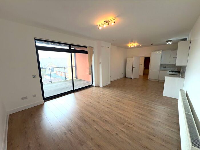 3 Bedroom Flat To Rent In Ballards Lane, London, N12