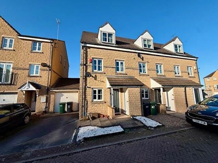 3 Bedroom Town House For Sale In Brander Close, Idle, BD10