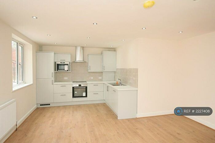2 Bedroom Flat To Rent In Lidgett Lane, Leeds, LS17