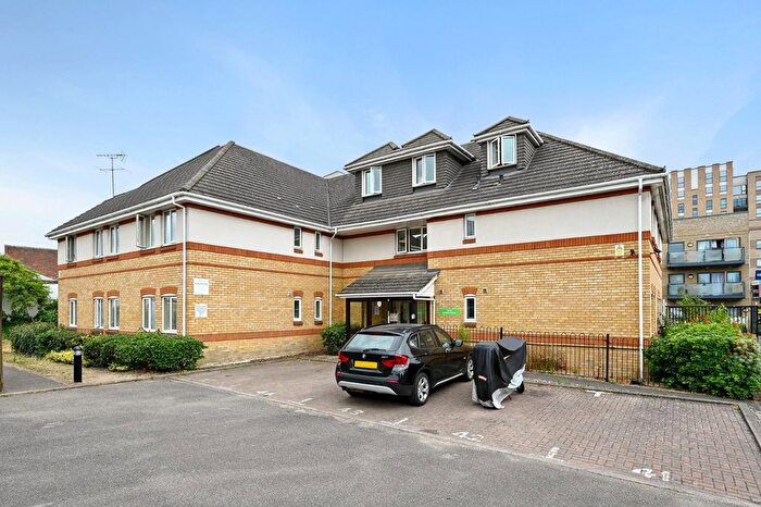2 Bedroom Flat To Rent In Dominion Close, Hounslow, TW3