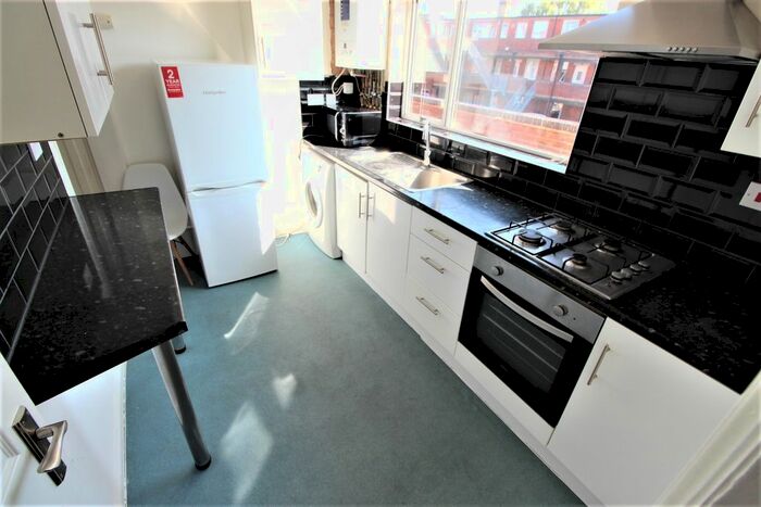 4 Bedroom Flat To Rent In Quinton Parade, Cheylesmore, Coventry, CV3
