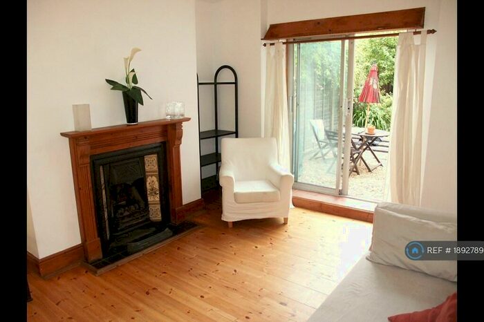 1 Bedroom Flat To Rent In Barry Road, East Dulwich, SE22
