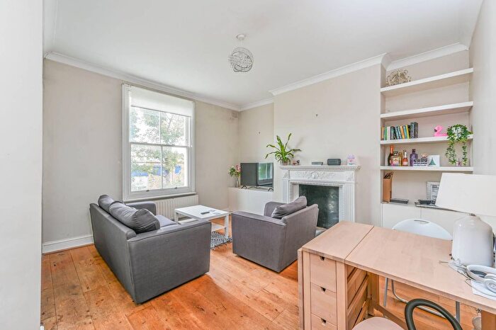 2 Bedroom Flat To Rent In Gauden Road, Clapham North, London, SW4