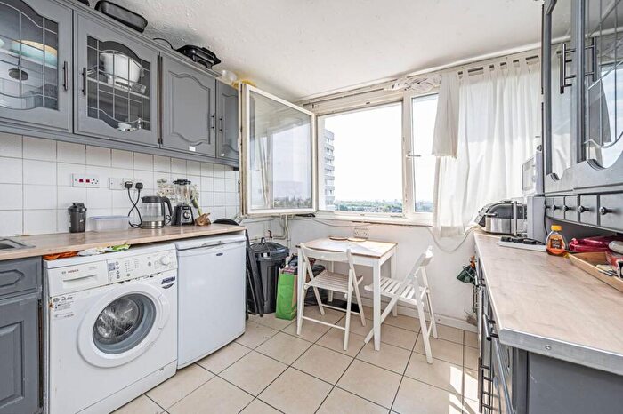 3 Bedroom Flat To Rent In Bethune Road, Stoke Newington, London, N16