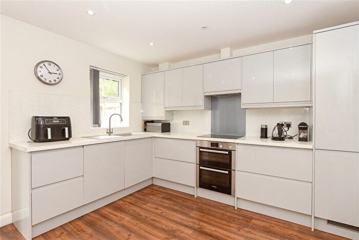 3 Bedroom Town House For Sale In Grampian Close, Sutton, Surrey, SM2