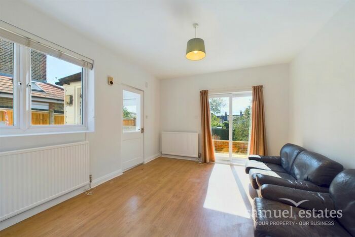3 Bedroom Flat To Rent In Pinfold Road, Streatham, SW16