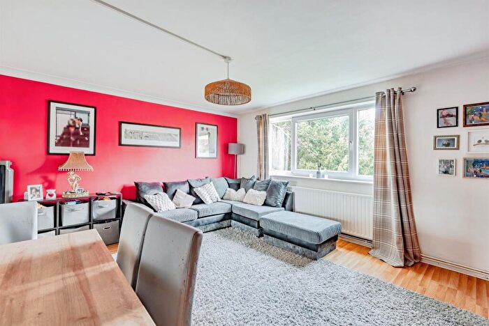 2 Bedroom Apartment For Sale In Ridgeway Road, Redhill, RH1