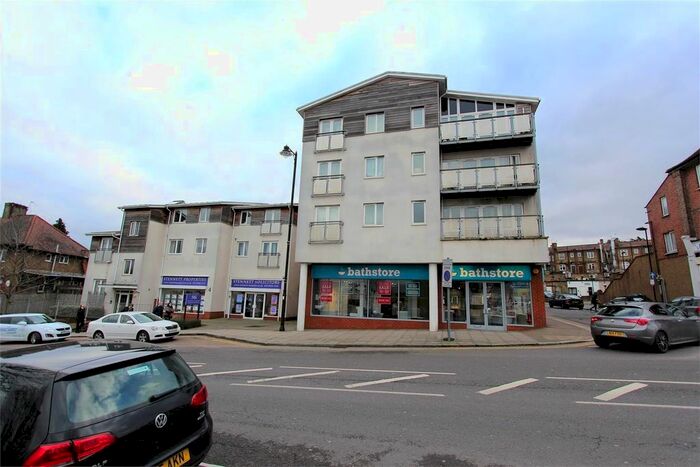 3 Bedroom Flat To Rent In Wooburn Court, Winchmore Hill Road, Southgate, N14