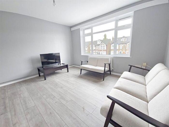 2 Bedroom Flat To Rent In South Street, Romford, RM1
