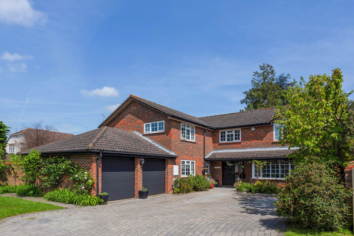5 Bedroom Detached House To Rent In Latymer Close, Weybridge, KT13
