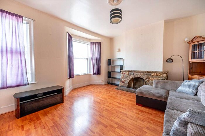 1 Bedroom Flat For Sale In Liddington Road, Stratford, London, E15