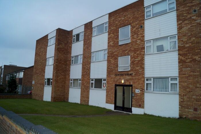 2 Bedroom Flat To Rent In Clifton Court, Woodford Green, IG8