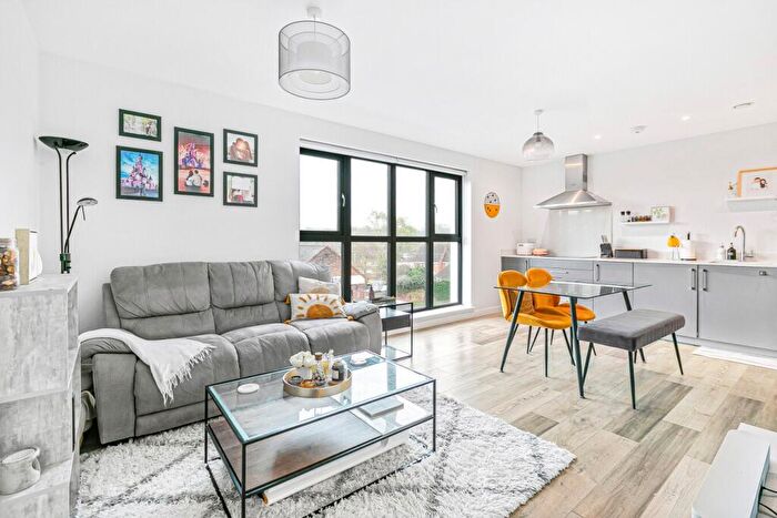2 Bedroom Apartment For Sale In Great North Road, Hatfield, AL9