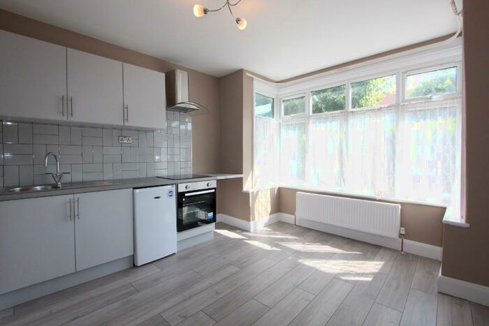 Studio To Rent In Hamilton Road, London, NW11