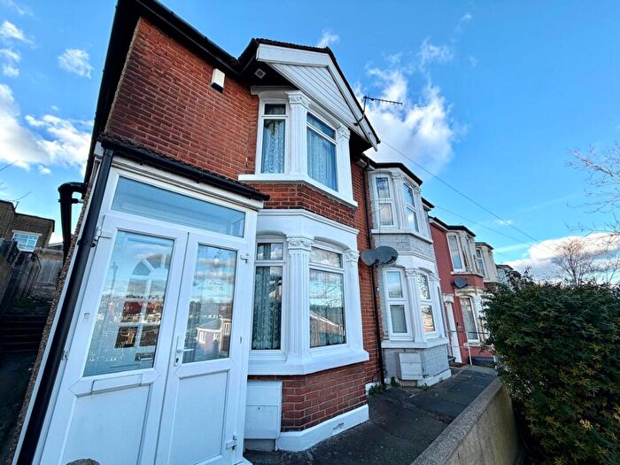 3 Bedroom Terraced House To Rent In Mount Road, Chatham, ME4