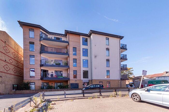 2 Bedroom Apartment For Sale In Bishops Road, Slough, SL1