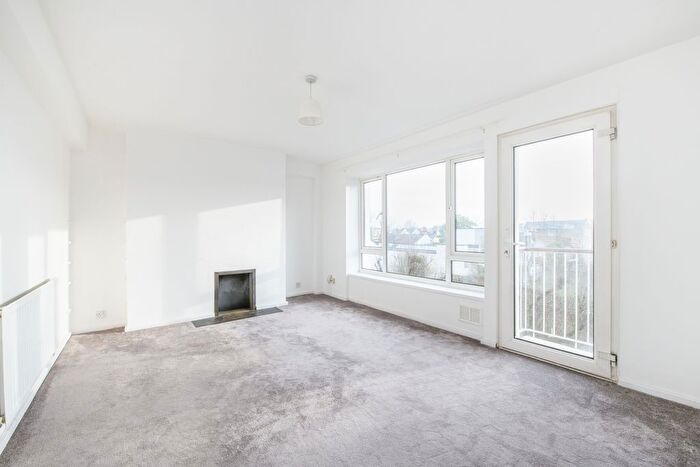 3 Bedroom Flat To Rent In Heathshott, Friars Stile Road, TW10