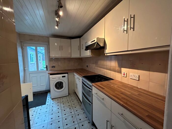 3 Bedroom Semi-Detached House To Rent In Vernon Road, Broom, S60